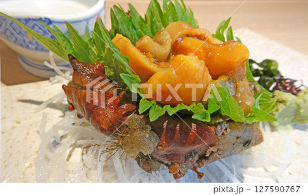 海のパイナップルと呼ばれる殻付きホヤの刺身の写真 127590767