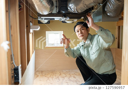 エアコン点検をする作業員 127590957