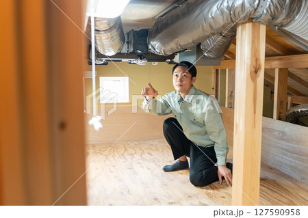 エアコン点検をする作業員 127590958