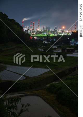 日本の岡山県倉敷市の種松山から見た美しい夜景 127591235
