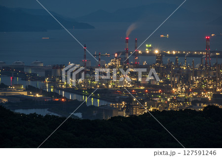 日本の岡山県倉敷市の種松山から見た美しい夜景 127591246
