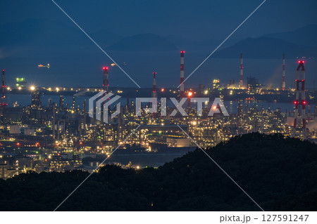 日本の岡山県倉敷市の種松山から見た美しい夜景 日本の岡山県倉敷市の種松山から見た美しい夜景 127591247
