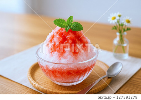 ミントをトッピングした苺のかき氷 127591279