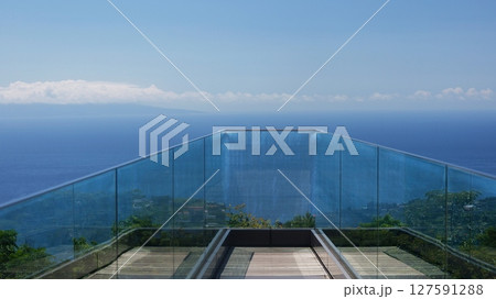 静岡県伊東市の小室山山頂にある「カフェ321」の展望ブリッジ（正面） 127591288