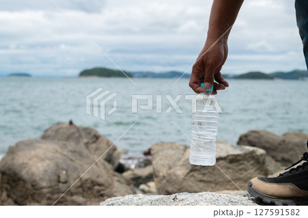 ペットボトルの水を持っている人 ペットボトルの水を持っている人 127591582
