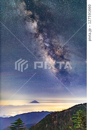 幻想の天の川と静かにそびえる富士山 127591660