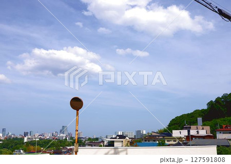 夏の仙台の市街地とカーブミラーのある風景を丘から望む 夏の仙台の市街地とカーブミラーのある風景を丘から望む 127591808