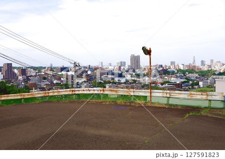夏の仙台の市街地とカーブミラーのある風景を丘から望む 127591823