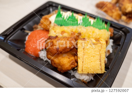 日本の岡山県備前市で食べたとても美味しいスーパーの弁当と惣菜 127592007