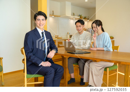 不動産の説明をする日本人男性 不動産の説明をする日本人男性 127592035