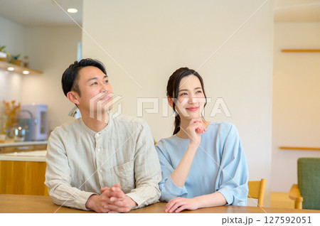 リビングでくつろぐ日本人夫婦 リビングでくつろぐ日本人夫婦 127592051