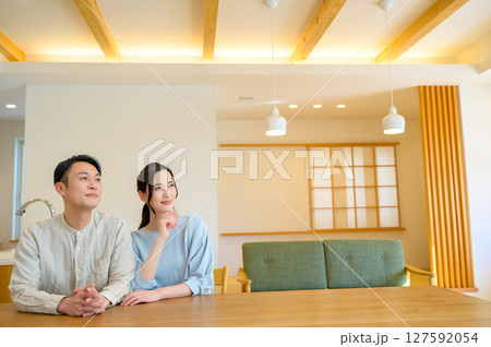 リビングでくつろぐ日本人夫婦 127592054