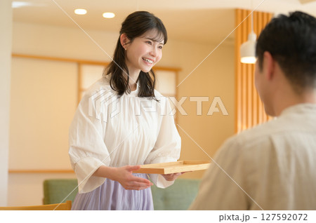 リビングで会話をする日本人夫婦 リビングで会話をする日本人夫婦 127592072