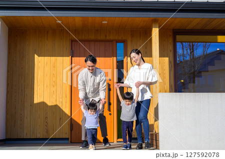 家の前に集まる日本人家族 127592078