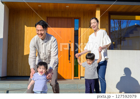 家の前に集まる日本人家族 127592079
