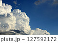 もくもくと発達する積乱雲 127592172