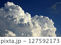 夏の太陽に照らされて浮かび上がる積乱雲の陰影 127592173