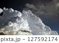 白く浮かび上がる大きな積乱雲 127592174