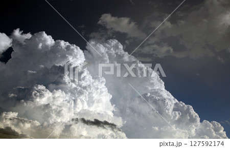 白く浮かび上がる大きな積乱雲 白く浮かび上がる大きな積乱雲 127592174