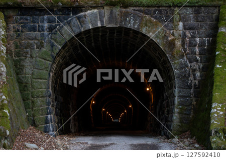天城峠旧道の石造りの古いトンネル 127592410