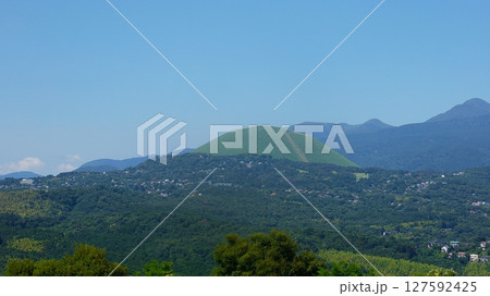 静岡県伊東市の小室山山頂から見える大室山 静岡県伊東市の小室山山頂から見える大室山 127592425
