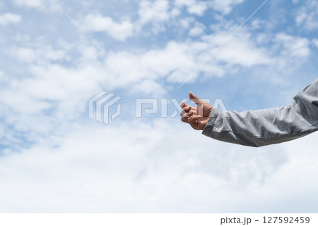 空に手を伸ばす 127592459