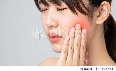 歯痛に苦しむ若い女性 127592764