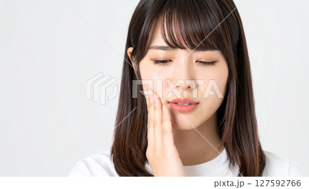 歯痛に苦しむ若い女性 歯痛に苦しむ若い女性 127592766