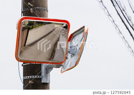 カーブミラー01 127592845