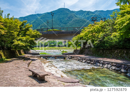 下呂温泉街の風景【せせらぎの小径】（岐阜県下呂市） 127592870