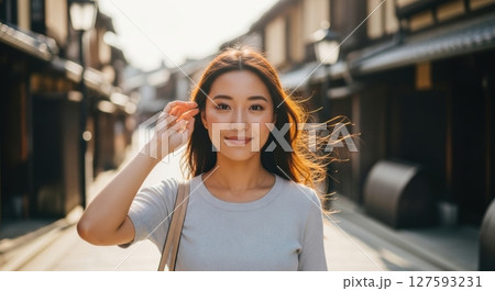 旅先で出会ったレトロな街並みと女性ポート 127593231