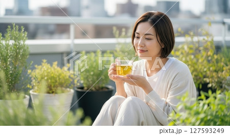 ベランダでハーブティーを飲む女性 127593249