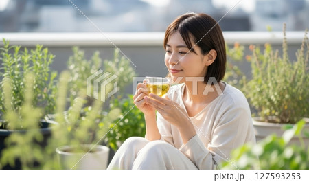 ベランダでハーブティーを飲む女性 127593253