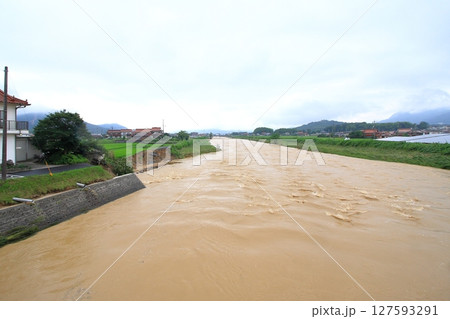 豪雨災害(平成30年7月)で増水した黒瀬川と無くなった道 127593291