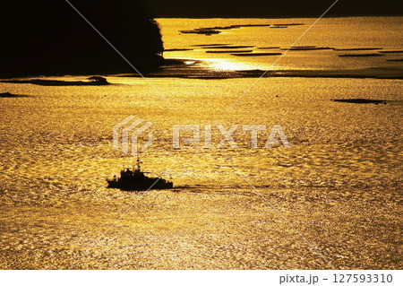 牡蠣筏が浮かび 漁船が走る夕暮れ時の瀬戸内海 127593310
