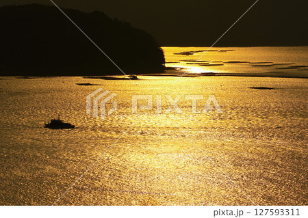 牡蠣筏が浮かび 漁船が走る夕暮れ時の瀬戸内海 127593311