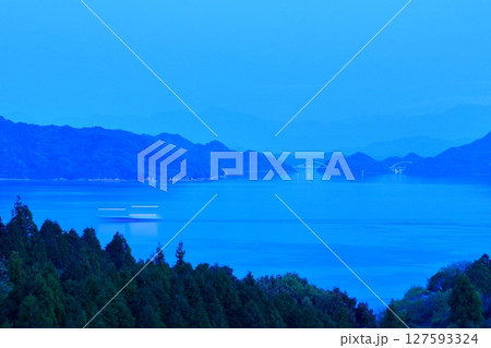 黄昏時の大芝島から四国山脈 とびしま海道方面を望む 黄昏時の大芝島から四国山脈 とびしま海道方面を望む 127593324