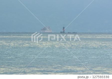 銀色の瀬戸内海をゆくフェリー(めおん) 銀色の瀬戸内海をゆくフェリー(めおん) 127593330