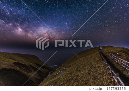 宇宙へ導く小道 ～北海道・涙岬の星空～ 127593356
