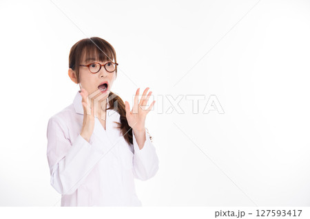 驚く白衣のミドル女性 驚く白衣のミドル女性 127593417