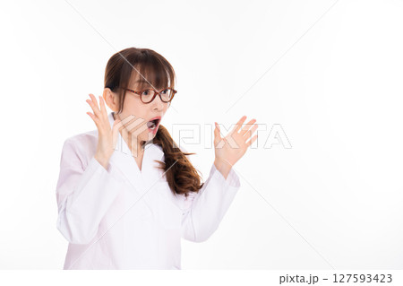 驚く白衣のミドル女性 驚く白衣のミドル女性 127593423