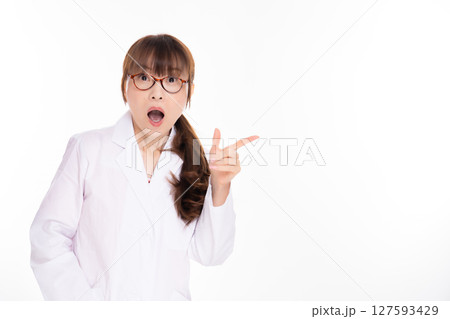 驚く白衣のミドル女性 驚く白衣のミドル女性 127593429