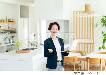 モデルハウスを紹介するミドルのビジネスウーマン 127593439