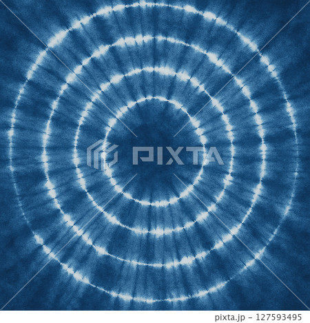 藍色の絞り染め風の同心円模様背景（水彩・和柄・インパクトのあるデザイン） 127593495