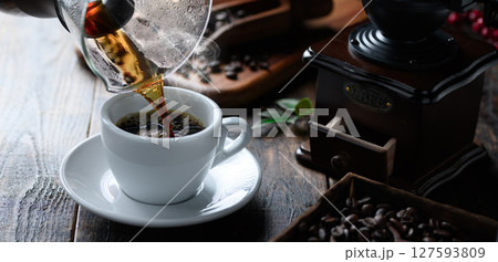 ホットコーヒーを注ぐ （ 暗い背景 ） 127593809