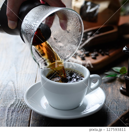 ホットコーヒーを注ぐ （ 暗い背景 ） 127593811