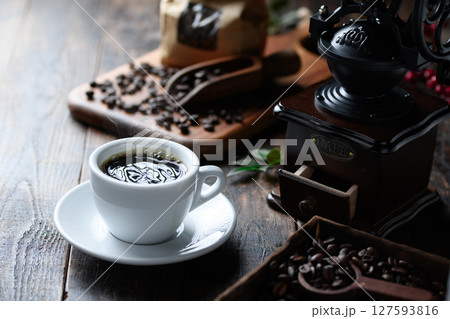 ホットコーヒーとコーヒー豆 ( 暗い背景 ) ホットコーヒーとコーヒー豆 ( 暗い背景 ) 127593816