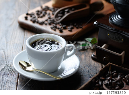 ホットコーヒーとコーヒー豆 （ 暗い背景 ） 127593820
