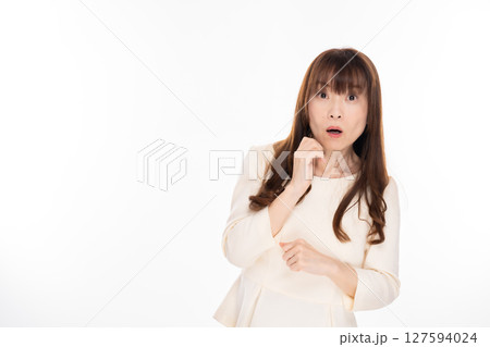 ショックを受けるミドルの女性 127594024