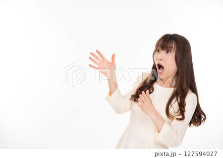 ショックを受けるミドルの女性 ショックを受けるミドルの女性 127594027
